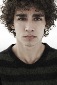 Robert_Sheehan_q