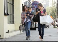 Рэйчел Билсон. Рэйчел на прогулке с крестницей и ее мамой, 24 марта