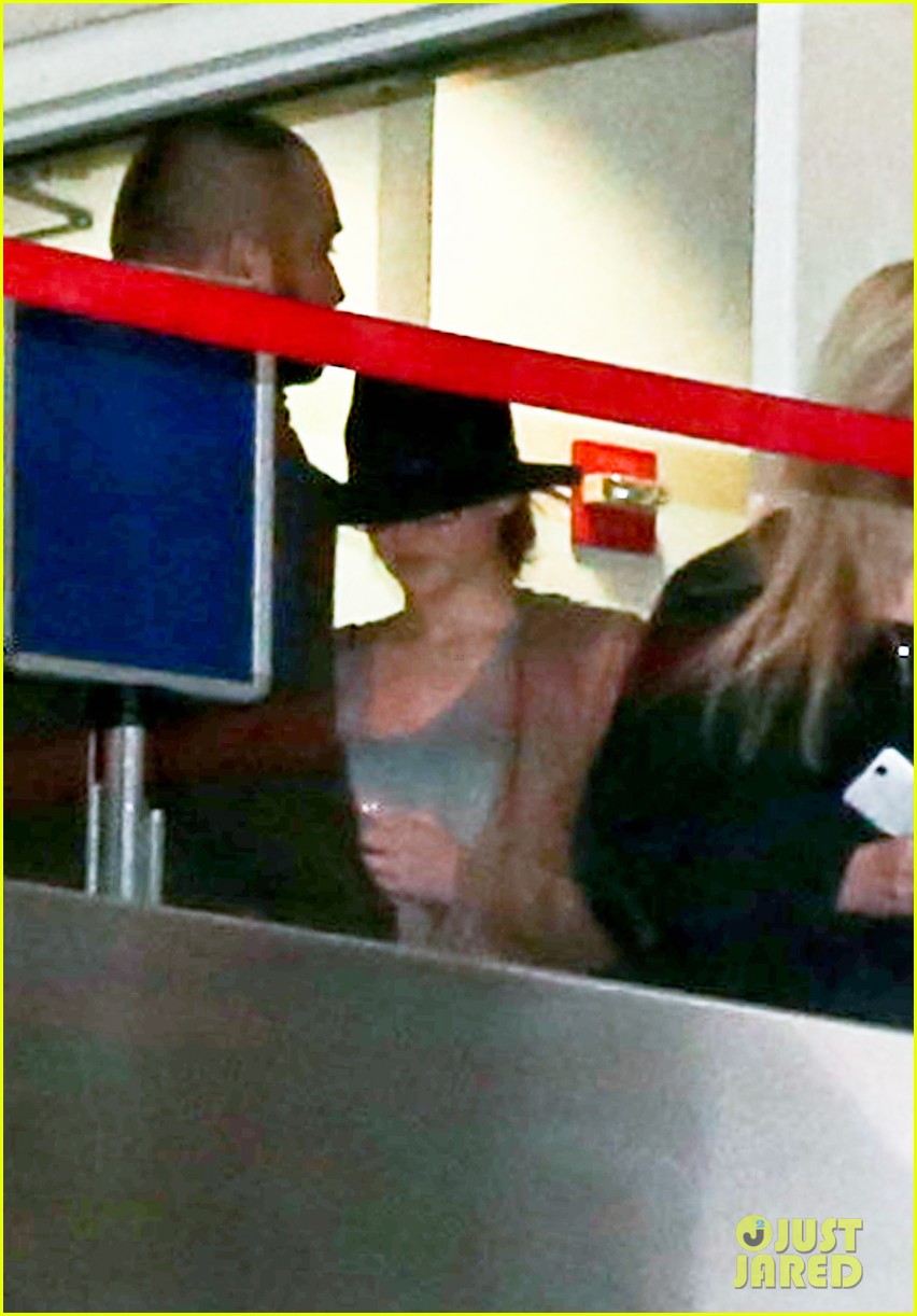 Дженнифер Лоуренс. Дженнифер в аэропорту ЛА