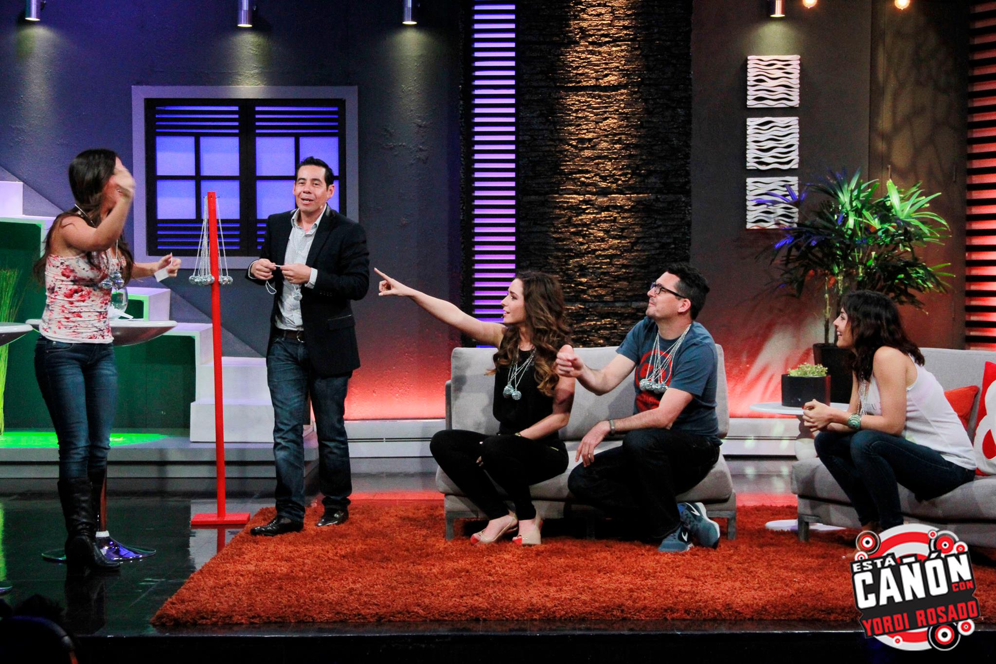 Cурия Вега. Зури на шоу «Está Cañón»