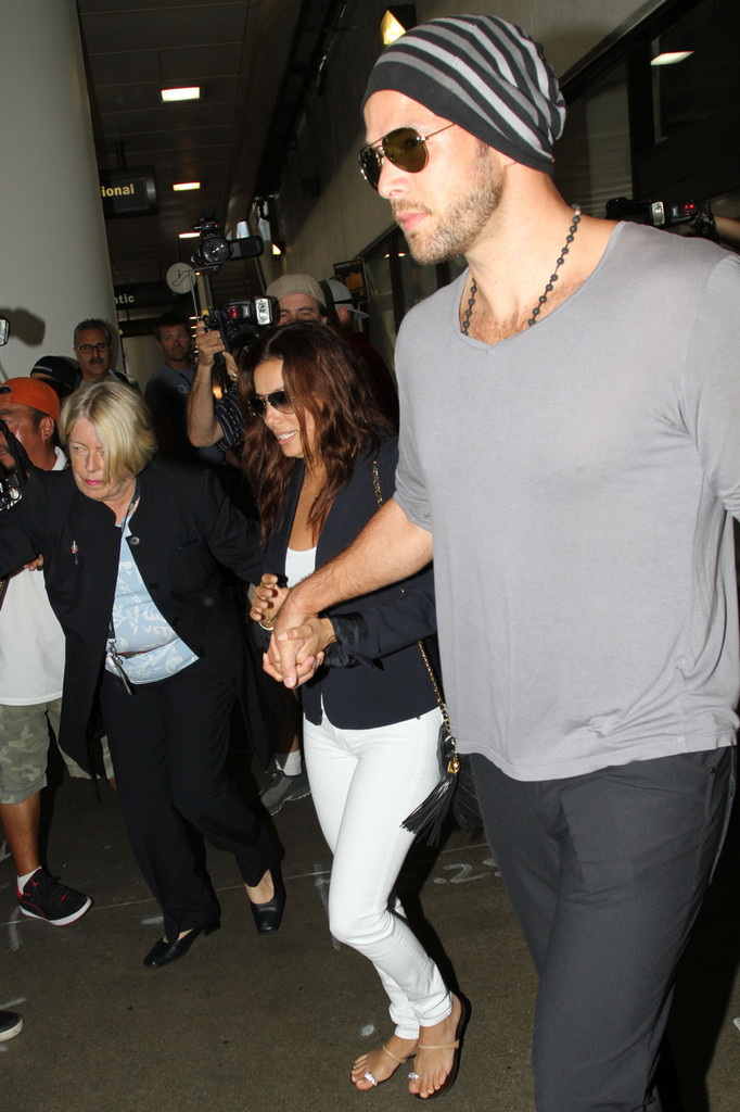 Ева Лонгория. Ева Лонгория и ее бойфренд Эрнесто Аргуэлло прибыли в Париж.