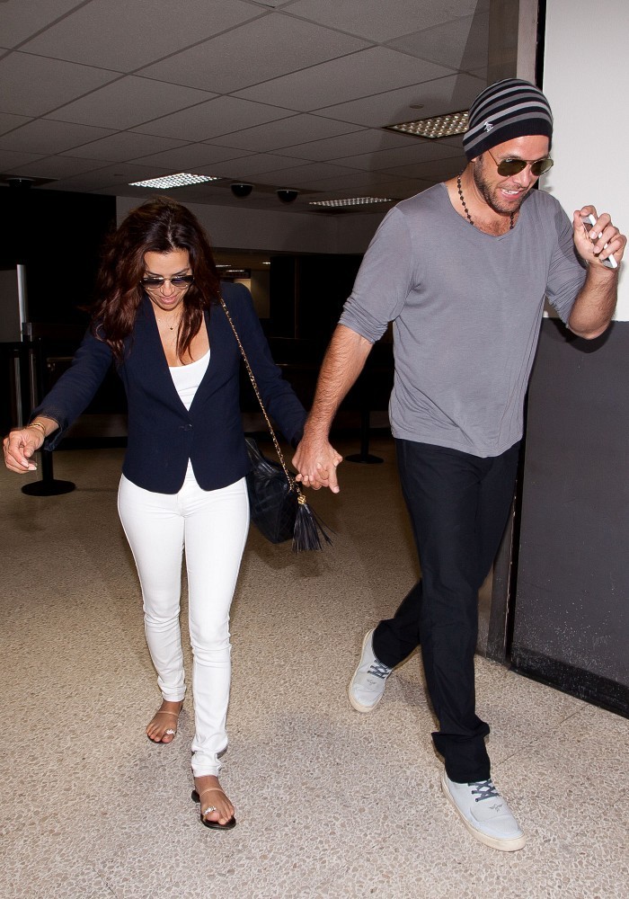 Ева Лонгория. Ева Лонгория и ее бойфренд  Эрнесто Аргуэлло прибыли  в Лос-Анджелес.