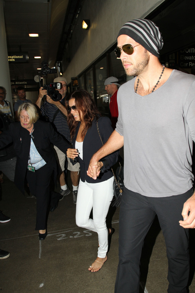 Ева Лонгория. Ева Лонгория и ее бойфренд Эрнесто Аргуэлло прибыли в Париж.