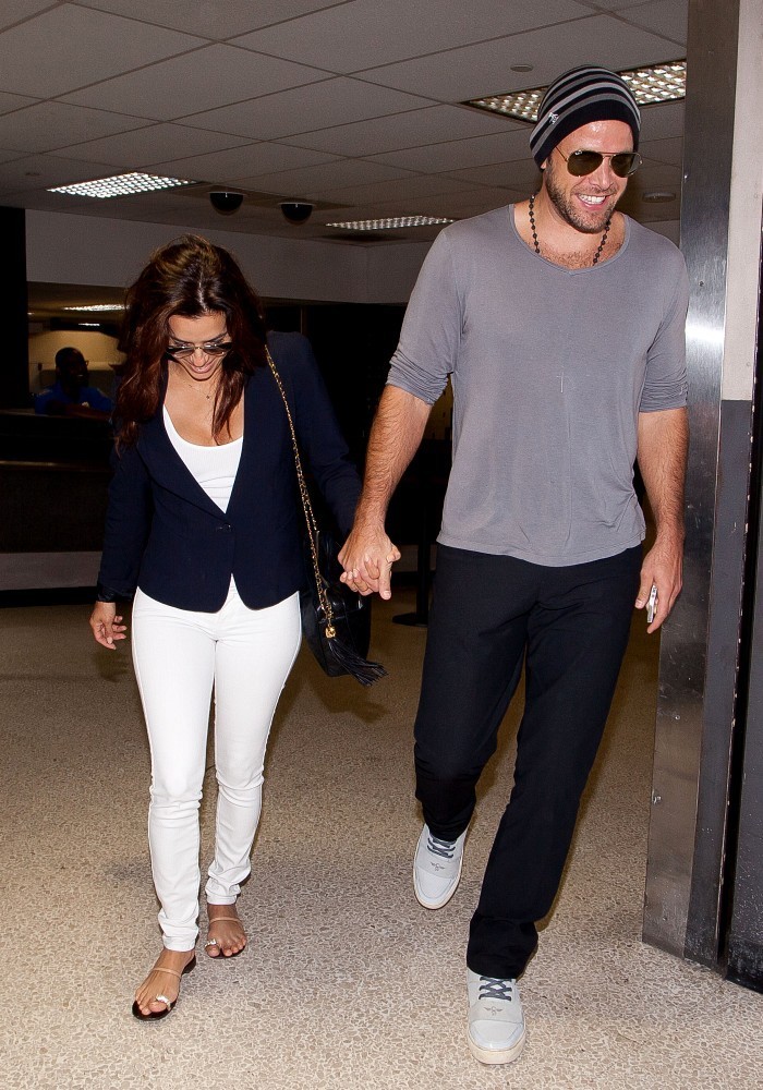 Ева Лонгория. Ева Лонгория и ее бойфренд  Эрнесто Аргуэлло прибыли  в Лос-Анджелес.