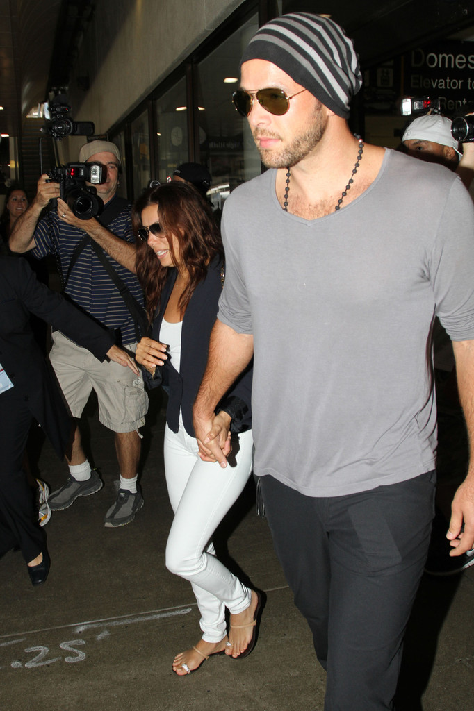 Ева Лонгория. Ева Лонгория и ее бойфренд Эрнесто Аргуэлло прибыли в Париж.