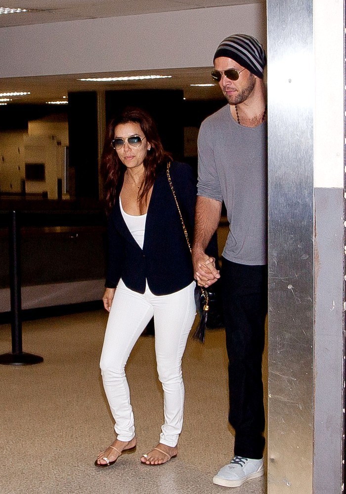 Ева Лонгория. Ева Лонгория и ее бойфренд  Эрнесто Аргуэлло прибыли  в Лос-Анджелес.
