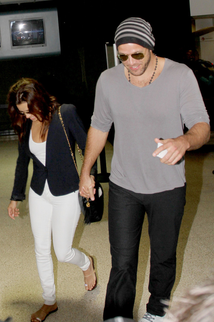 Ева Лонгория. Ева Лонгория и ее бойфренд Эрнесто Аргуэлло прибыли в Париж.