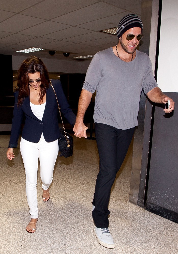 Ева Лонгория. Ева Лонгория и ее бойфренд  Эрнесто Аргуэлло прибыли  в Лос-Анджелес.