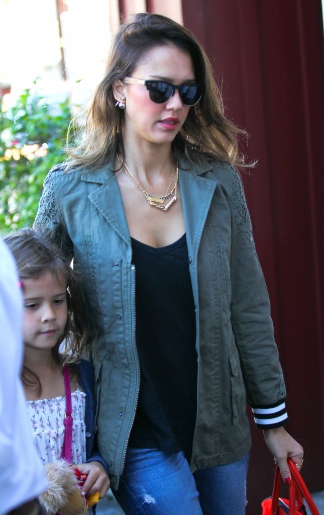 Джессика Альба. Джессика Альба с семьей направляется на ланч в "Brentwood Country Mart"