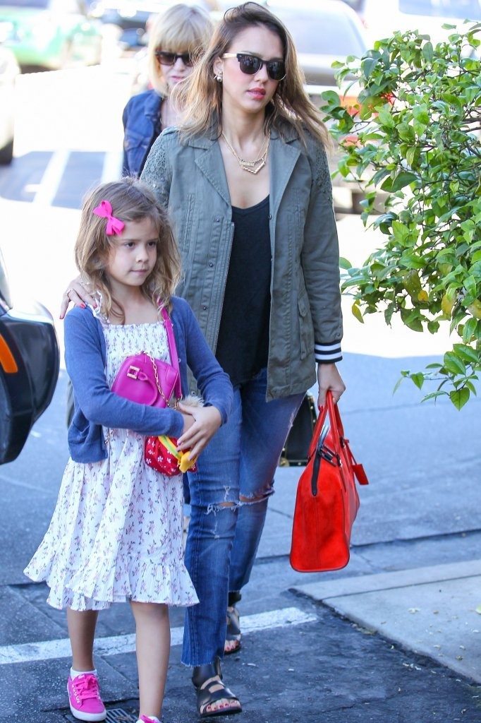 Джессика Альба. Джессика Альба с семьей направляется на ланч в "Brentwood Country Mart"