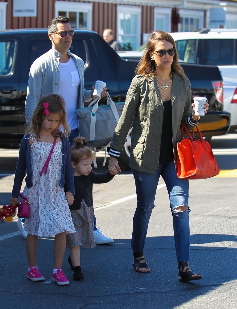 Джессика Альба. Джессика Альба с семьей направляется на ланч в "Brentwood Country Mart"