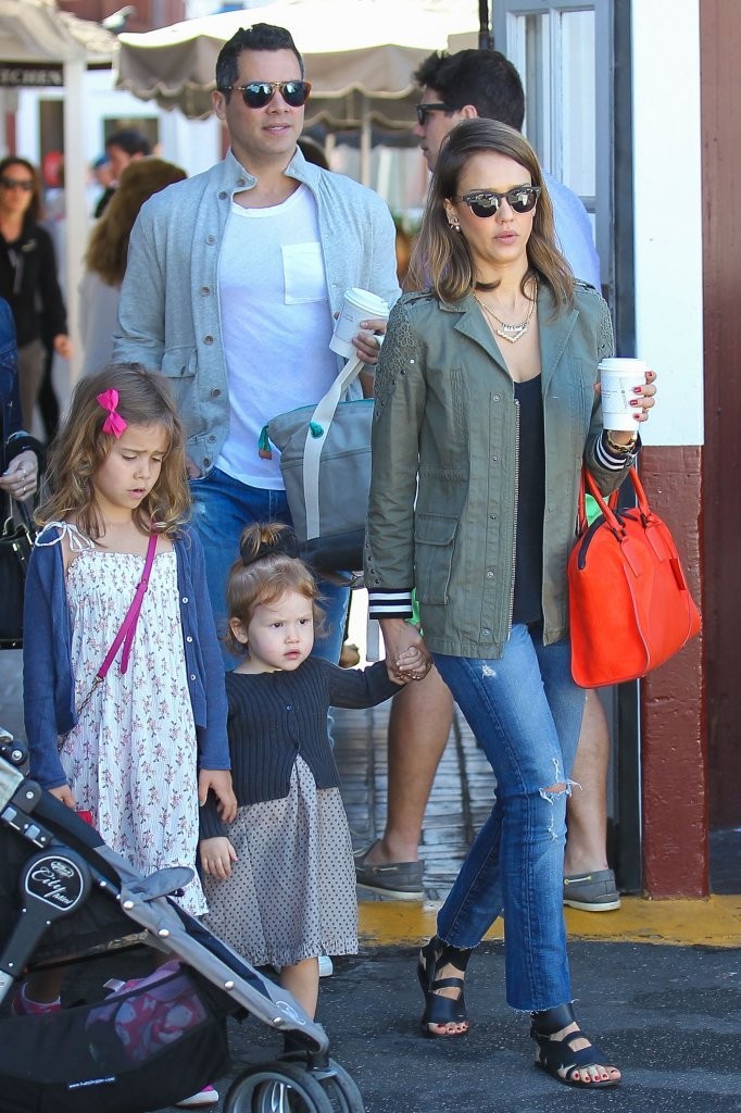 Джессика Альба. Джессика Альба с семьей направляется на ланч в "Brentwood Country Mart"