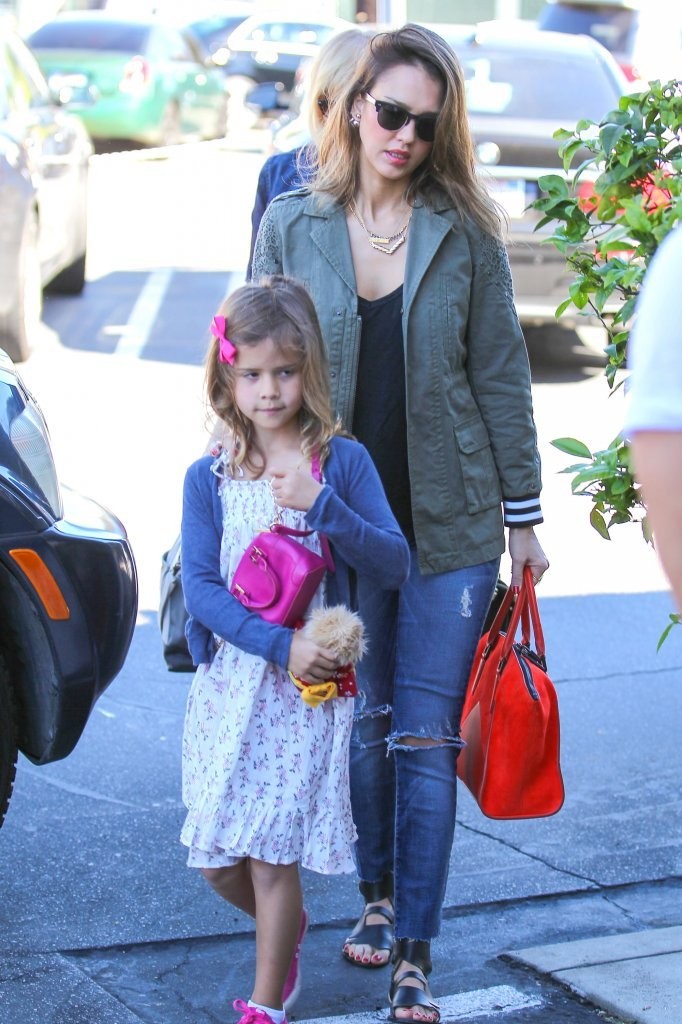 Джессика Альба. Джессика Альба с семьей направляется на ланч в "Brentwood Country Mart"