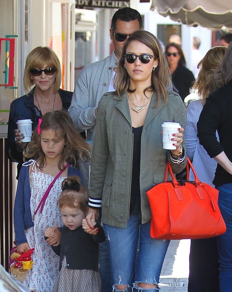 Джессика Альба. Джессика Альба с семьей направляется на ланч в "Brentwood Country Mart"
