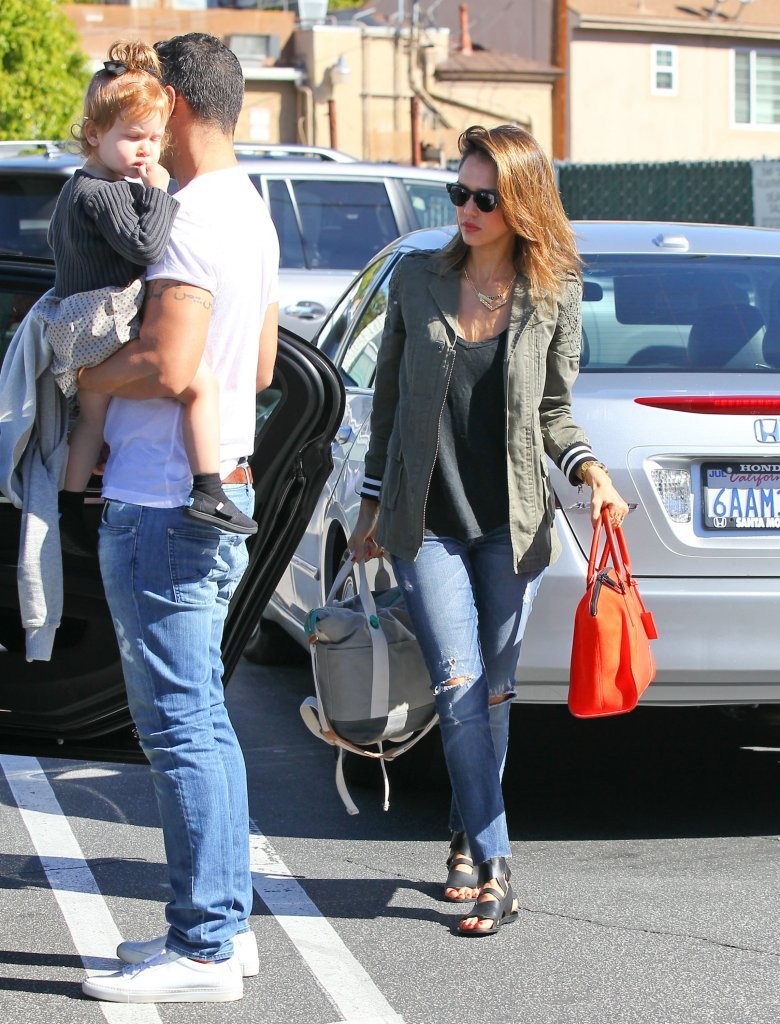 Джессика Альба. Джессика Альба с семьей направляется на ланч в "Brentwood Country Mart"
