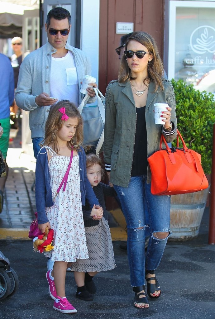 Джессика Альба. Джессика Альба с семьей направляется на ланч в "Brentwood Country Mart"