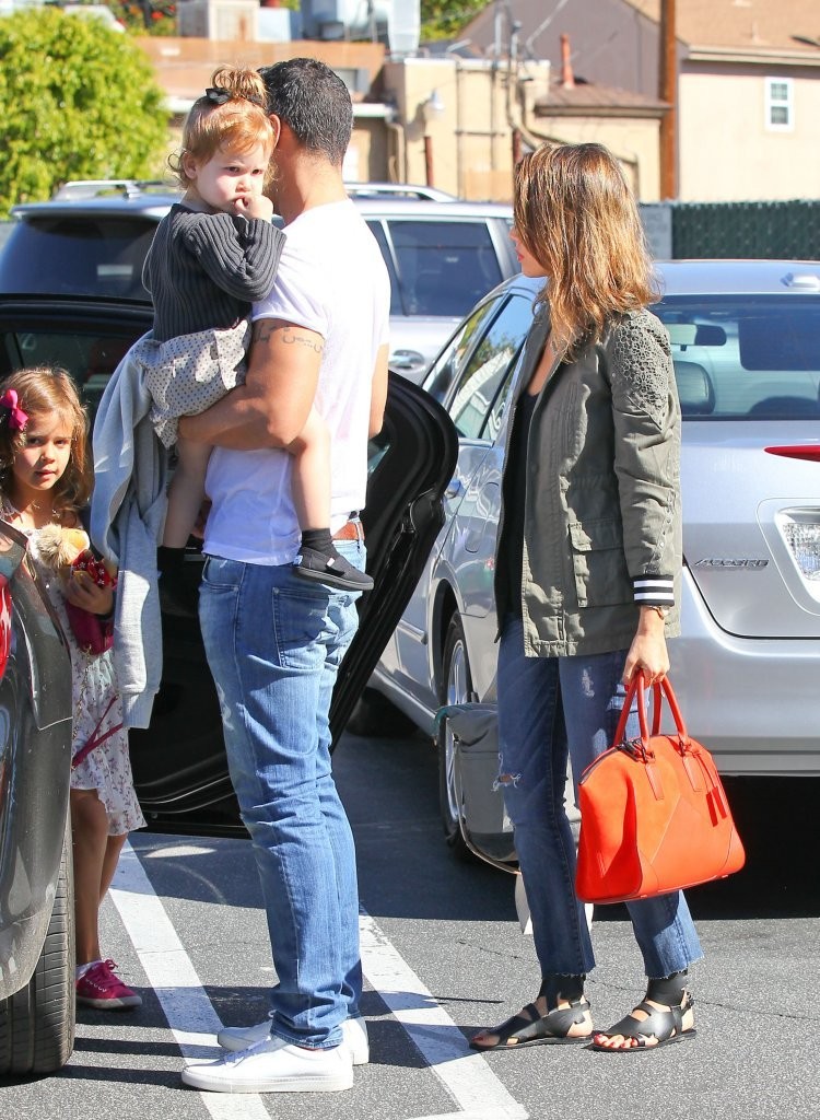 Джессика Альба. Джессика Альба с семьей направляется на ланч в "Brentwood Country Mart"