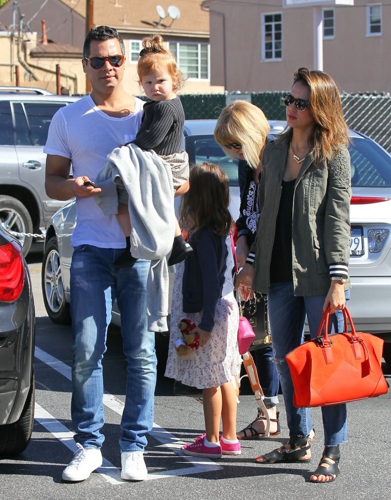 Джессика Альба. Джессика Альба с семьей направляется на ланч в "Brentwood Country Mart"