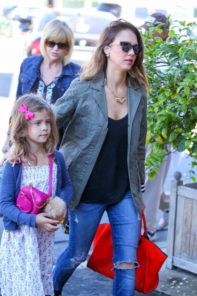 Джессика Альба. Джессика Альба с семьей направляется на ланч в "Brentwood Country Mart"