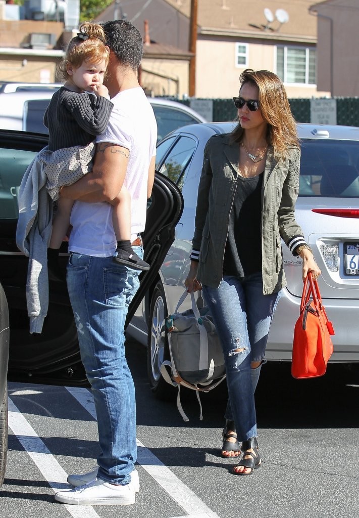 Джессика Альба. Джессика Альба с семьей направляется на ланч в "Brentwood Country Mart"