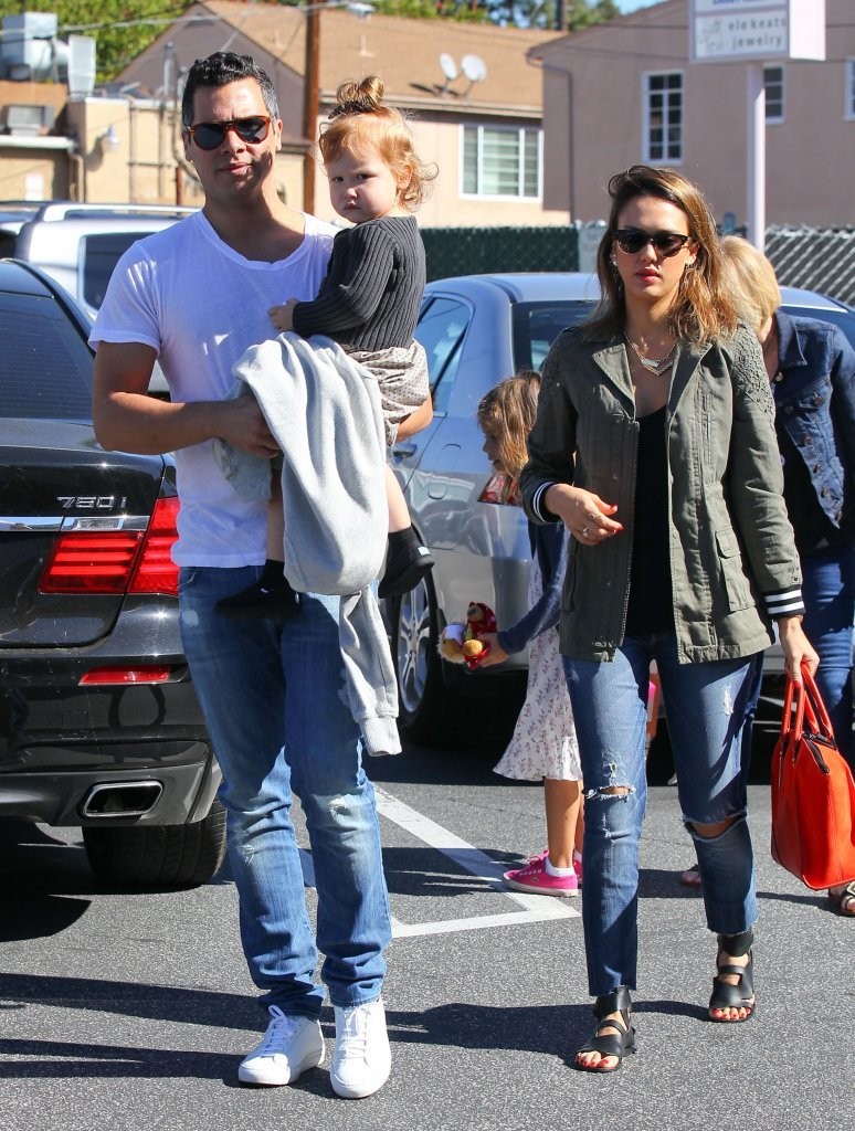 Джессика Альба. Джессика Альба с семьей направляется на ланч в "Brentwood Country Mart"