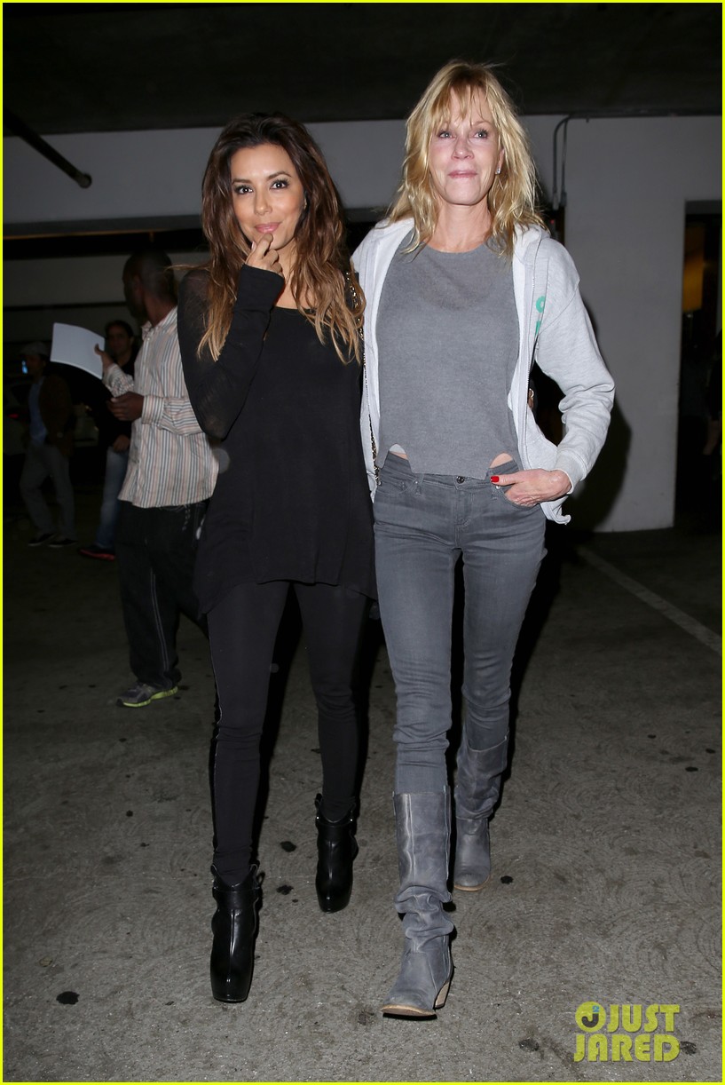 Ева Лонгория. 2 ноября 2013 -  Ева Лонгория  и Мелани Гриффит  проводят субботний вечер в ArcLight Cinemas, Голливуд.