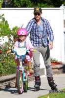 Питер Фачинелли. Питер учит Фиону кататься на велосипеде!)))