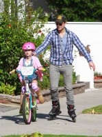 Питер учит Фиону кататься на велосипеде!)))