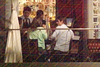 Папарацци запечатлели Сурию и Альберто за романтическим ужином в ресторане (10.04).