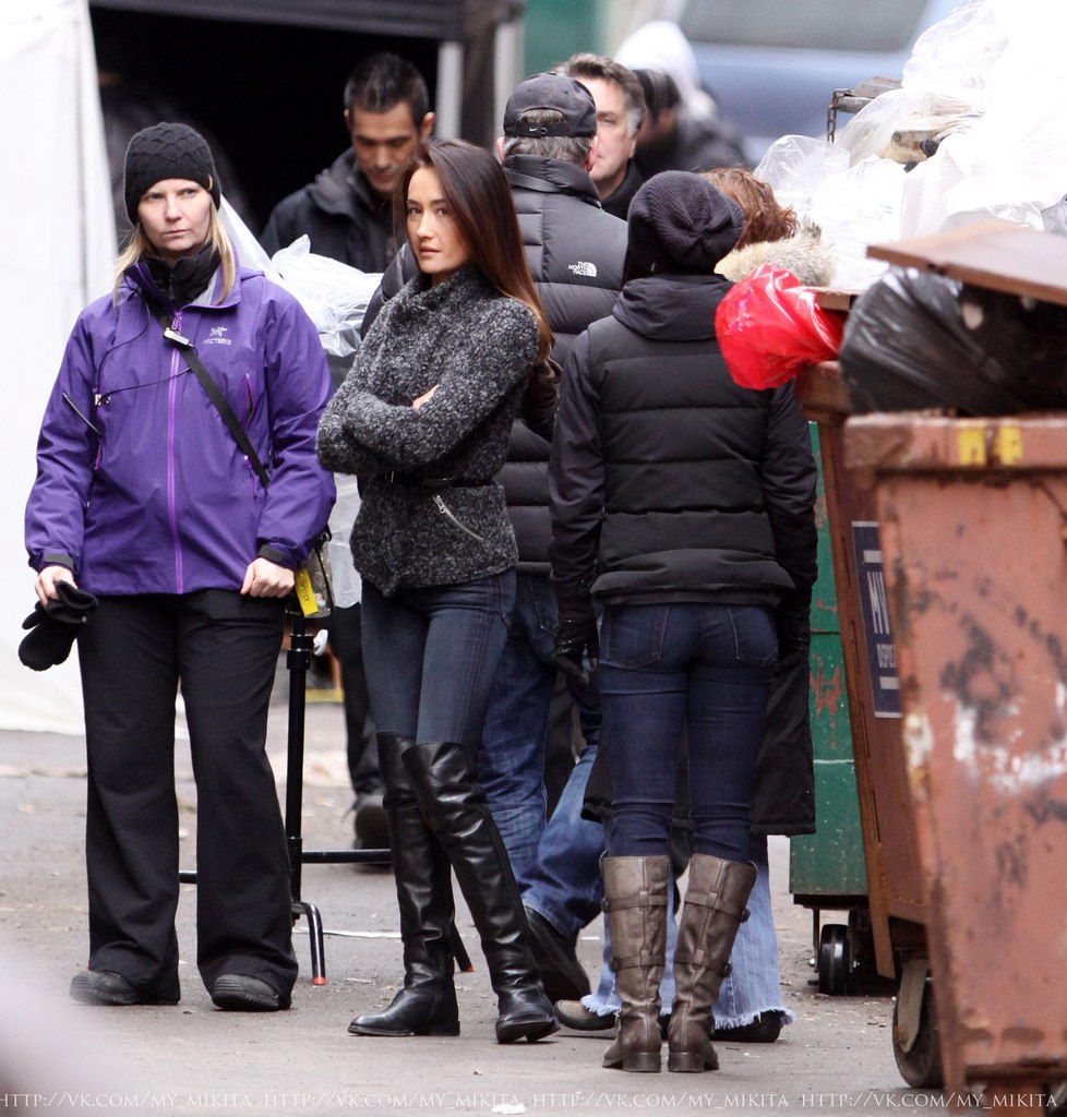 Мэгги Кью.  В среду 27 марта, Мэгги была заснята папарацци на съемочной площадке Никиты в центре Торонто.