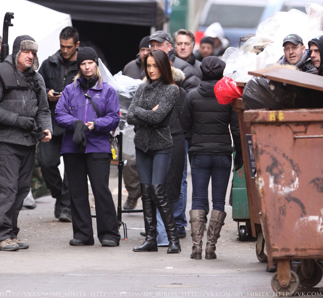 Мэгги Кью.  В среду 27 марта, Мэгги была заснята папарацци на съемочной площадке Никиты в центре Торонто.