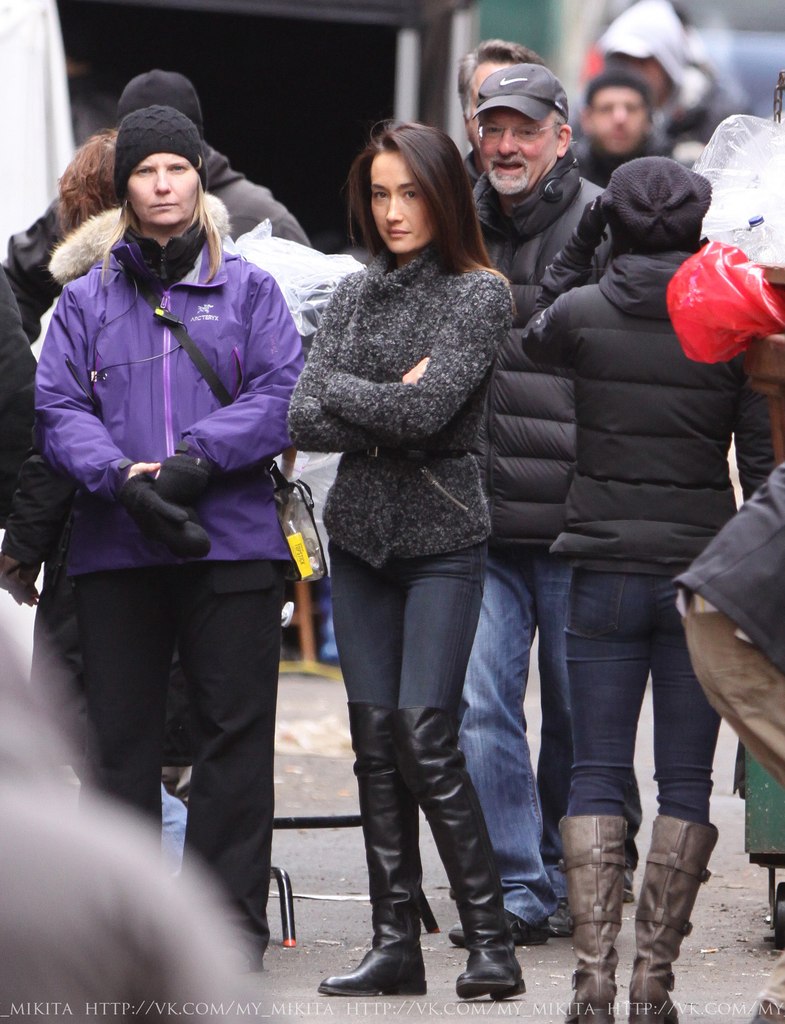 Мэгги Кью.  В среду 27 марта, Мэгги была заснята папарацци на съемочной площадке Никиты в центре Торонто.