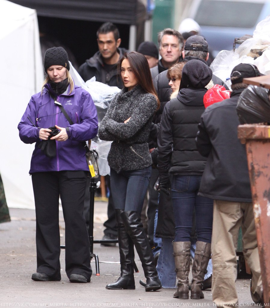 Мэгги Кью.  В среду 27 марта, Мэгги была заснята папарацци на съемочной площадке Никиты в центре Торонто.
