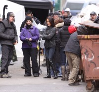 Мэгги Кью.  В среду 27 марта, Мэгги была заснята папарацци на съемочной площадке Никиты в центре Торонто.