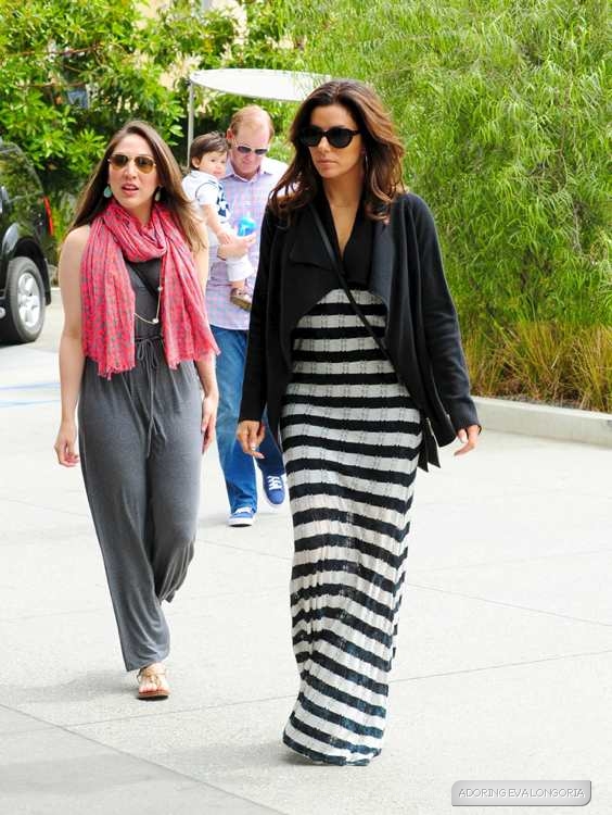 Ева Лонгория. Ева Лонгория и ее друзья отправились на завтрак  в кафе "101" в Голливуде, Лос-Анджелес.