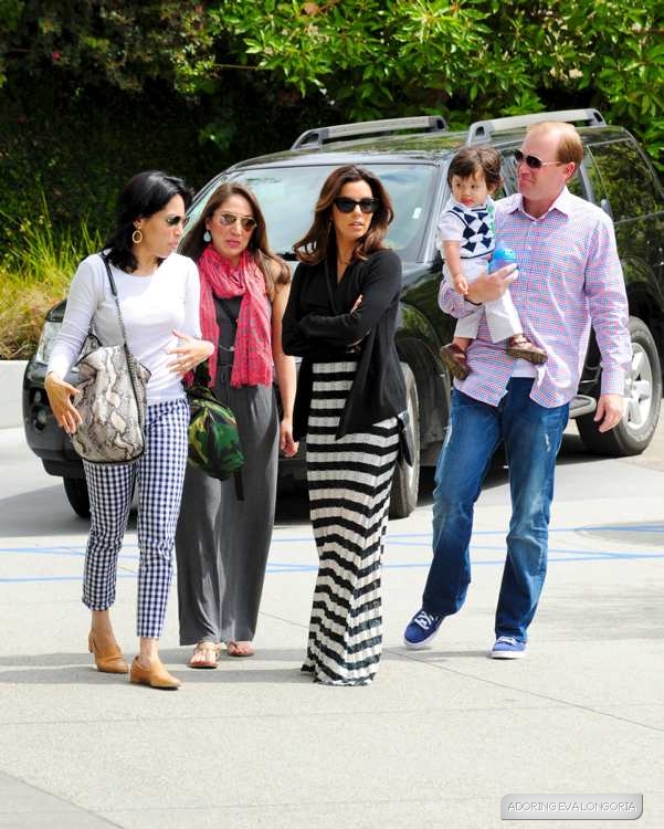 Ева Лонгория. Ева Лонгория и ее друзья отправились на завтрак  в кафе "101" в Голливуде, Лос-Анджелес.