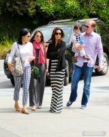 Ева Лонгория. Ева Лонгория и ее друзья отправились на завтрак  в кафе "101" в Голливуде, Лос-Анджелес.