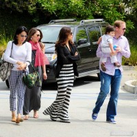 Ева Лонгория. Ева Лонгория и ее друзья отправились на завтрак  в кафе "101" в Голливуде, Лос-Анджелес.