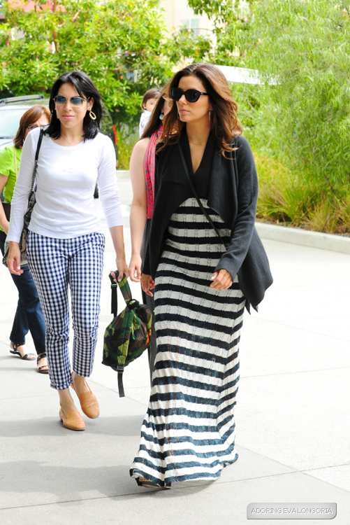 Ева Лонгория. Ева Лонгория и ее друзья отправились на завтрак  в кафе "101" в Голливуде, Лос-Анджелес.