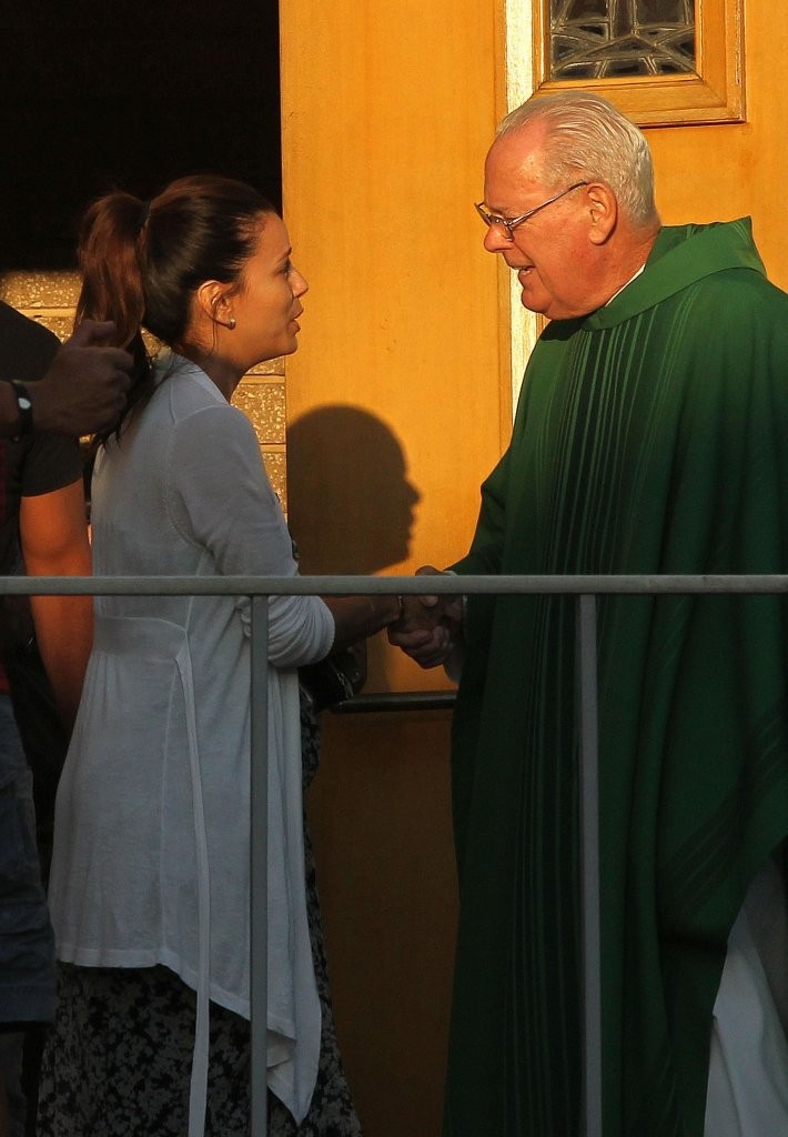 Ева Лонгория. Ева Лонгория посетила ​​церковь в Северном Голливуде.