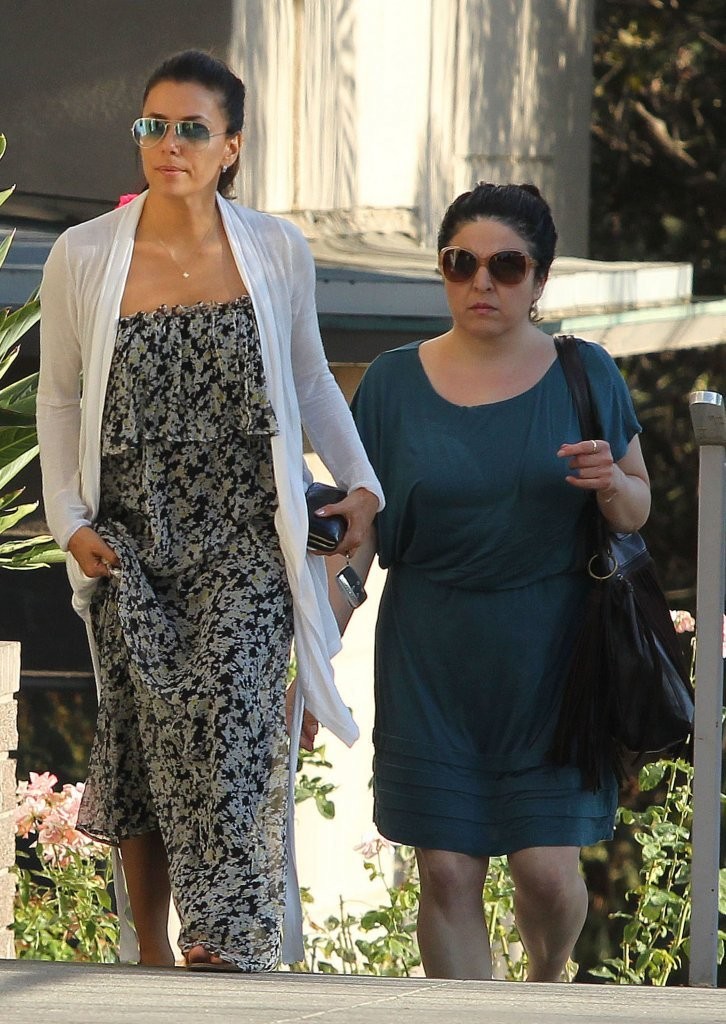 Ева Лонгория. Ева Лонгория посетила ​​церковь в Северном Голливуде.