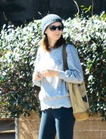 Руни Мара. Руни и Чарли покидают ресторан в Лос-Анджелесе, 27 февраля