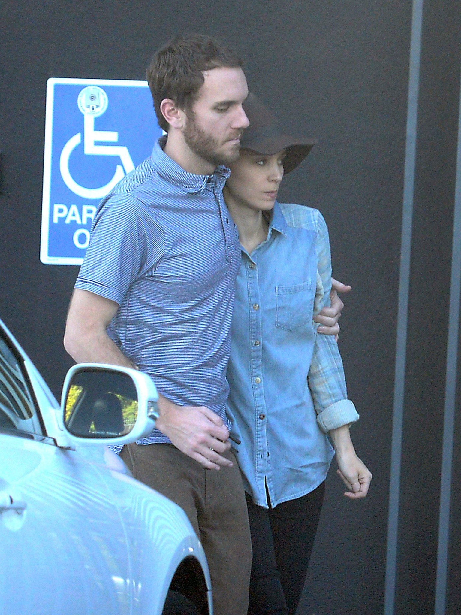 Руни Мара. Руни и Чарли на шоппинге в ЛА, 15 февраля