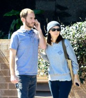 Руни Мара. Руни и Чарли покидают ресторан в Лос-Анджелесе, 27 февраля