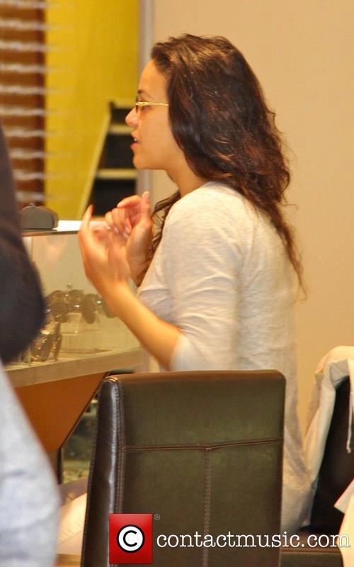 Мишель Родригес. Мишель Родригес направляется в оптический магазин в Беверли-Хиллз, Лос-Анджелес 