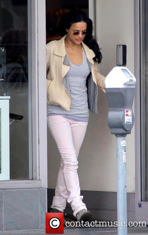 Мишель Родригес. Мишель Родригес направляется в оптический магазин в Беверли-Хиллз, Лос-Анджелес 