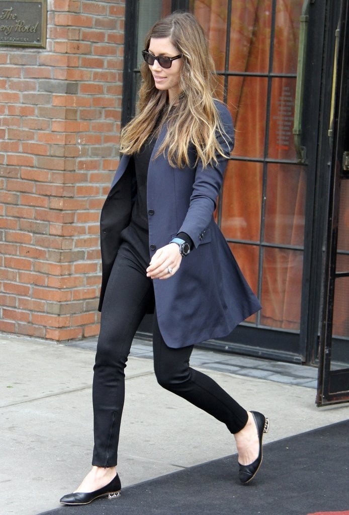 Джессика Бил. Джессика покидает отель Bowery в Нью-Йорке( 6-ого мая 2013)