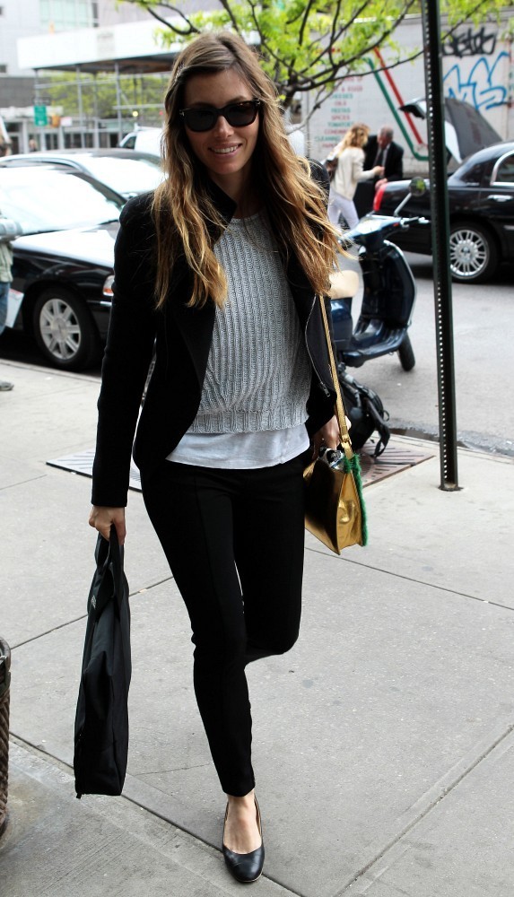 Джессика Бил. Джессика прибывает в свой отель в Нью-Йорке (6-ого мая 2013):