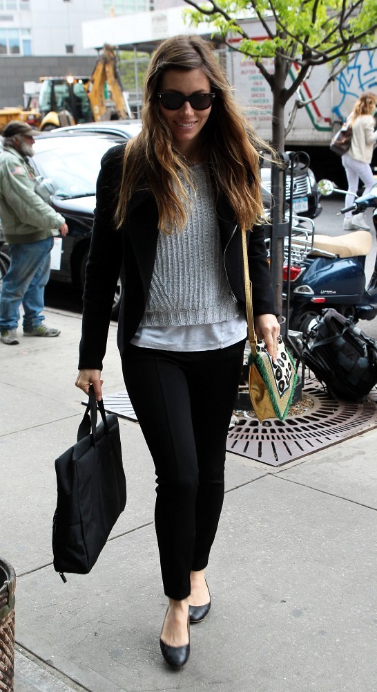 Джессика Бил. Джессика прибывает в свой отель в Нью-Йорке (6-ого мая 2013):