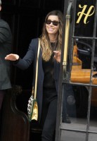 Джессика Бил. Джессика покидает отель Bowery в Нью-Йорке( 6-ого мая 2013)